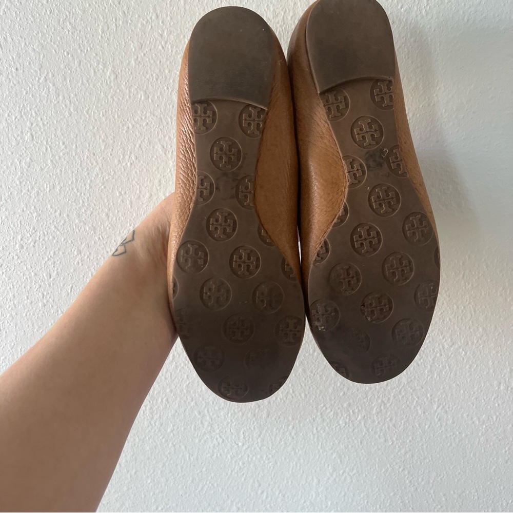 TORY BURCH | Reva Travel Flats in Light Brown Pebbled Leather | 6.5/7 - Picture 5 of 7